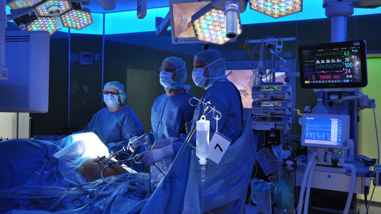 [Translate to Russisch:] Operation mit minimalinvasiver Operationsmethode in der Klinik für Viszeralchirurgie im Albertinen Krankenhaus/Albertinen International in Hamburg