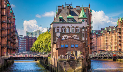 Blick auf die Speicherstadt in Hamburg mit der Elbphilharmonie im Hintergrund