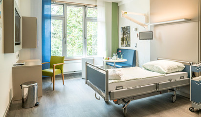 Room with a large window on the elective treatment ward in the Albertinen Hospital/Albertinen International in Hamburg