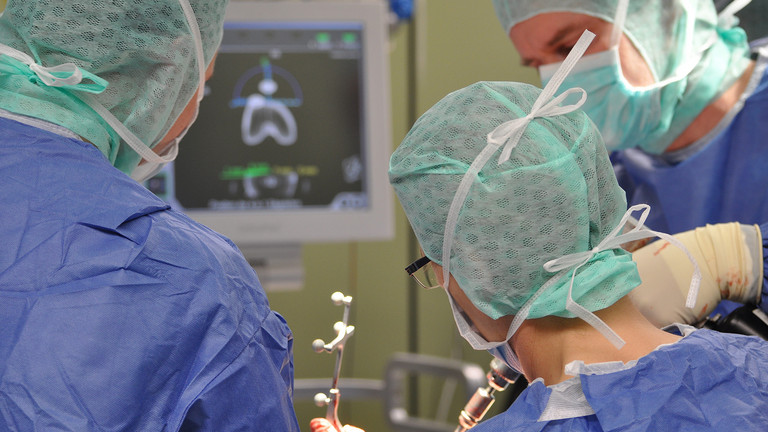 Specialists operate at the Spine Center of the Albertinen Hospital/Albertinen International in Hamburg