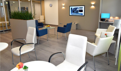 Die Lounge der Wahlleistungsstation im Albertinen Krankenhaus/Albertinen International in Hamburg mit Blick auf den Fernseher
