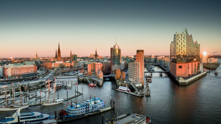 [Translate to Arabisch:] Blick auf die Hamburger Skyline vom Hamburger Hafen aus