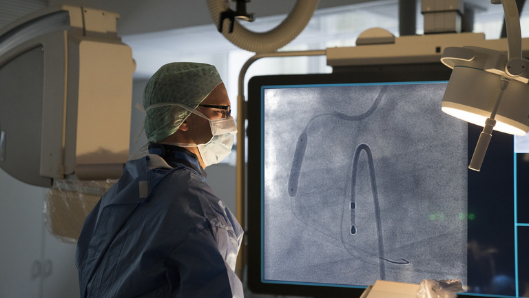 [Translate to Arabisch:] Arzt während einer Operation in der Klinik für Kardiologie im Albertinen Krankenhaus /Albertinen International in Hamburg 