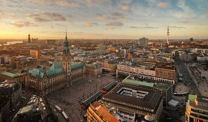 Blick auf den Rathausplatz und das Hamburger Rathaus